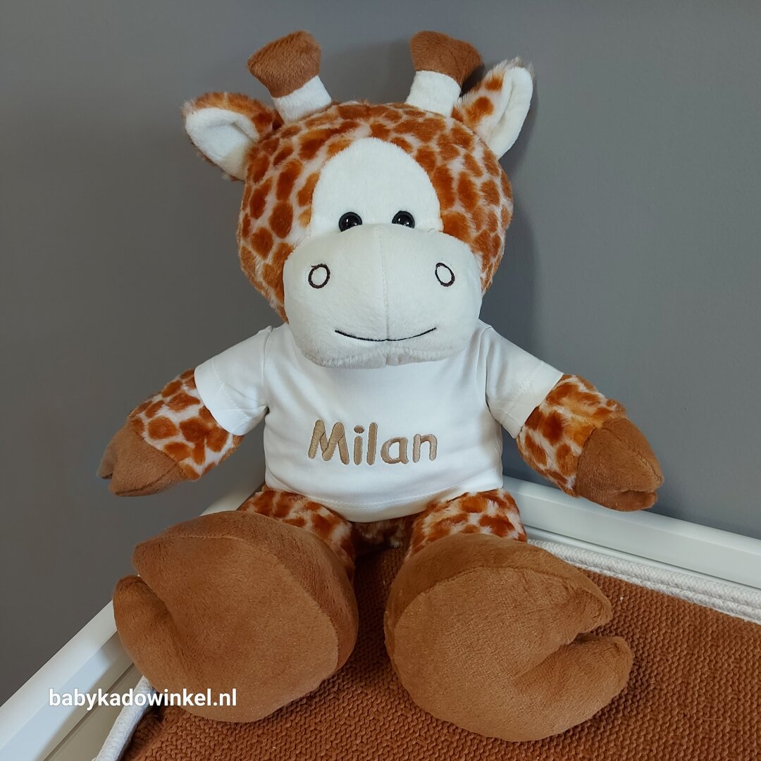 Knuffel Giraf met naam op shirtje Milan