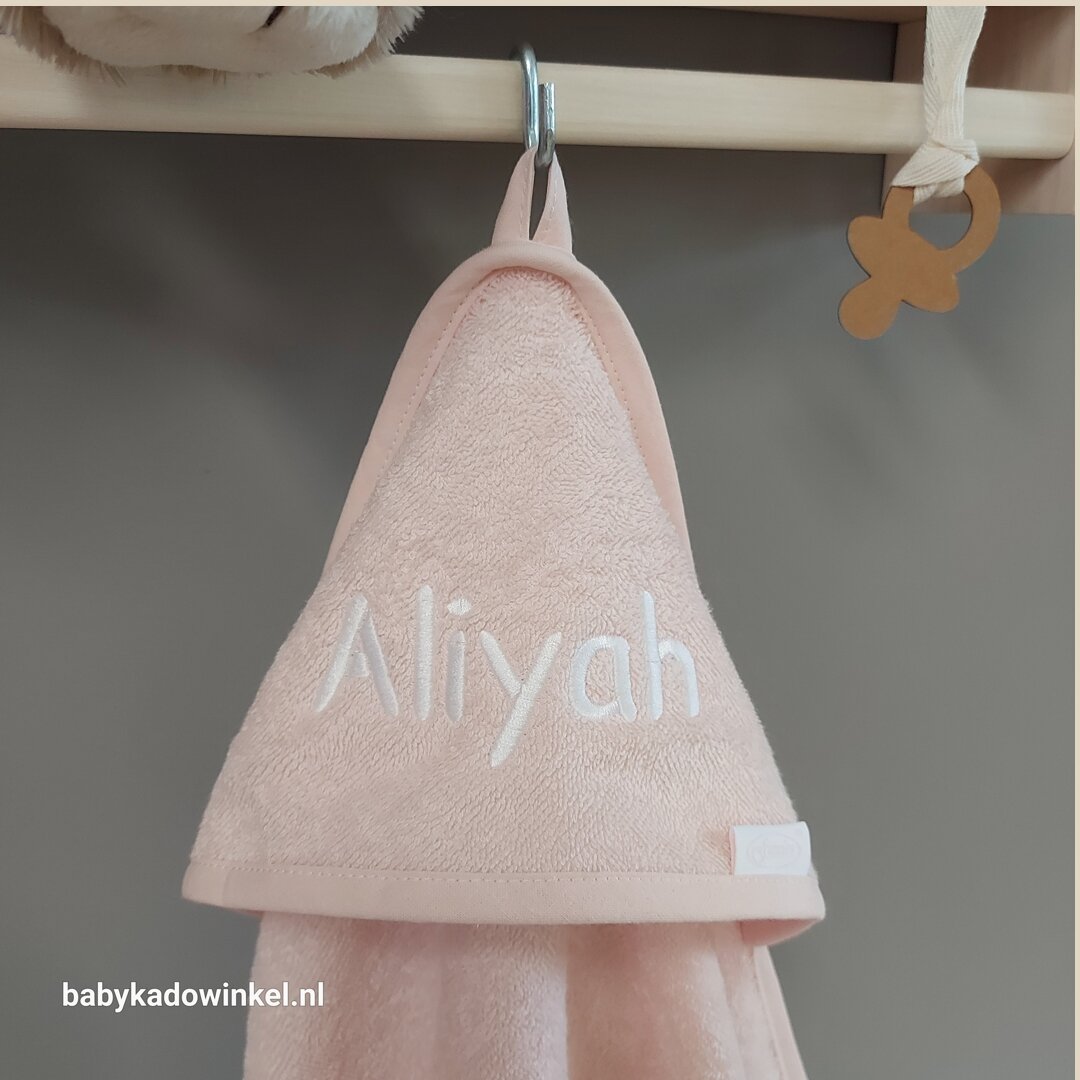 Voorbeeld badcape soft pink met naam Aliyah