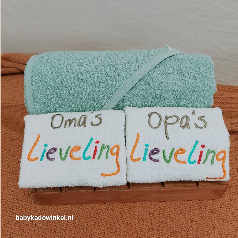 Slab oma en opa met badcape