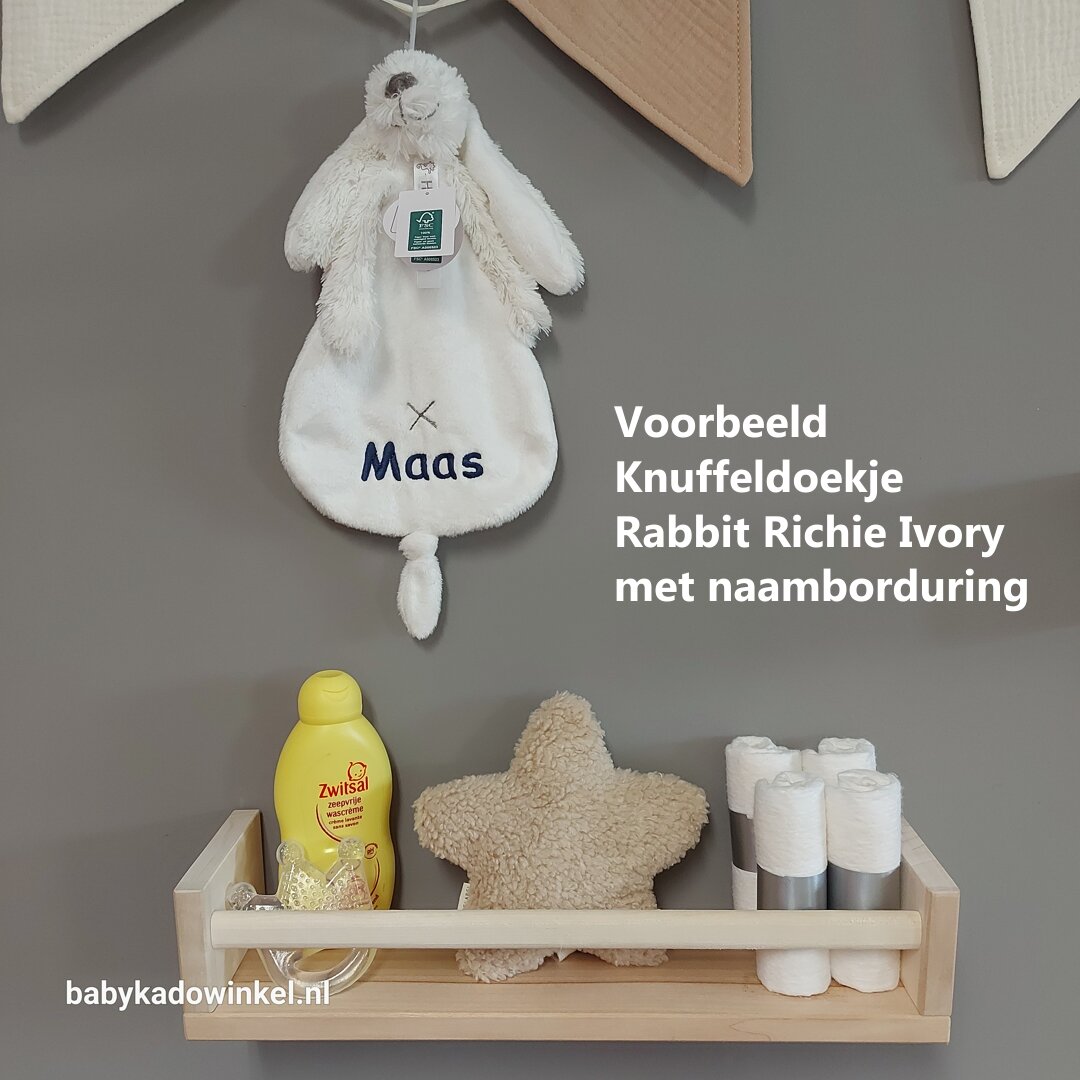 Babycadeaudoosje met knuffeldoekje en houten rammelaar bear