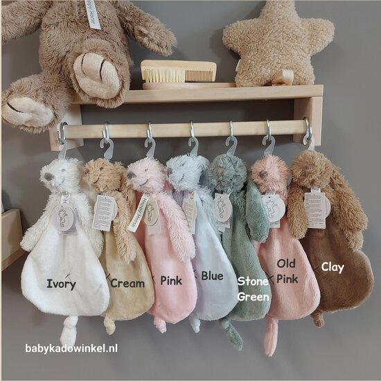 Babycadeaudoosje met knuffeldoekje en rammelaar rabbit richie