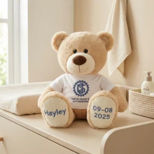 Gepersonaliseerde knuffelbeer met naam Hayley en geboortedatum 09-08-2025 op voetjes op babykamer commode