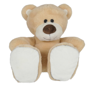 Beige knuffelbeer met bruine neus en witte buik en poten op witte achtergrond