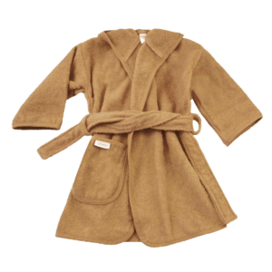 Karamelkleurige kinderbadjas van badstof met ceintuur en kraag op witte achtergrond