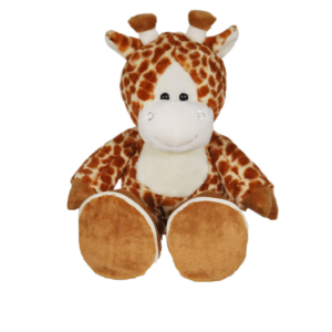 Pluche giraffeknuffel met bruin-witte vlekken en crèmekleurige buik zittend tegen witte achtergrond