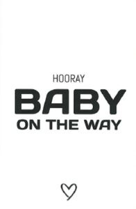 Zwangerschapsaankondiging met tekst Hooray Baby on the Way en hartje op witte achtergrond