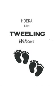 Felicitatiekaart met tekst Hoera een Tweeling Welcome en babyvoetjes voor tweelinggeboorte