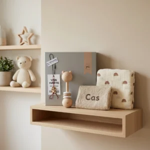 babycadeaudoosje met slab, swaddle en rammelaar